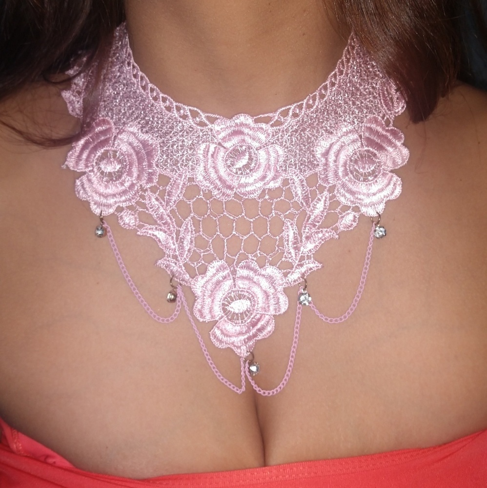 NWOT Floral hang choker